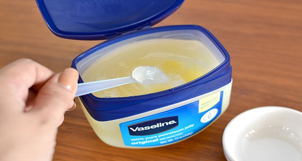 She-Took-a-Little-Bit-of-Vaseline-and-Put-It-On-Her-Arm.-After-This-You’ll-Want-To-Do-The-Same