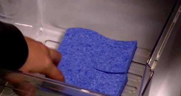 Video-He-put-3-sponges-in-the-refrigerator-–-when-you-see-you-you-will-do-the-same-thing