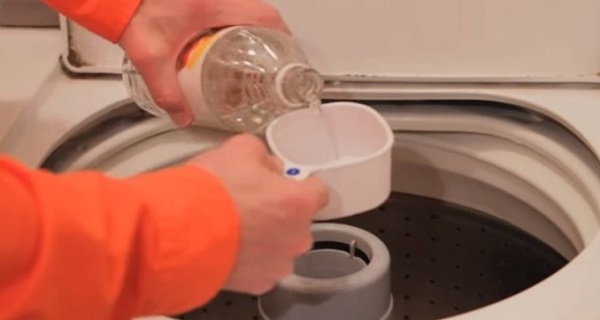 HE-PUTS-VINEGAR-IN-HIS-WASHING-MACHINE-AND-THE-RESULT-IS-GENIUS-VIDEO