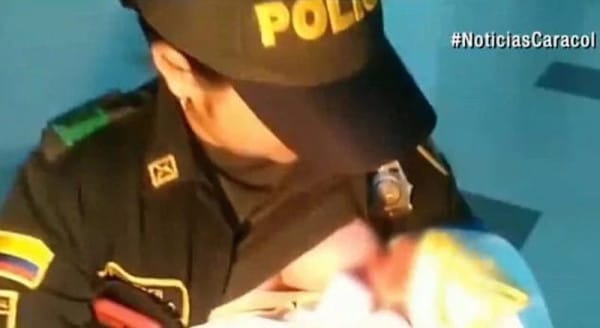 police_officer_breastfeeds_baby_2