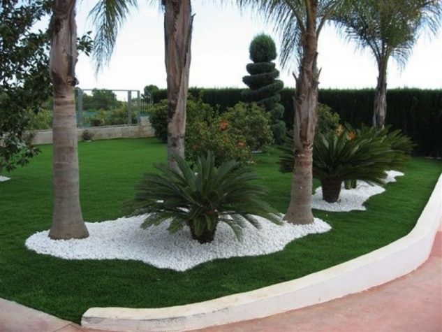 th4_decoracion-de-un-jardin-con-cesped-artificial-y-piedras-blancas-633x475