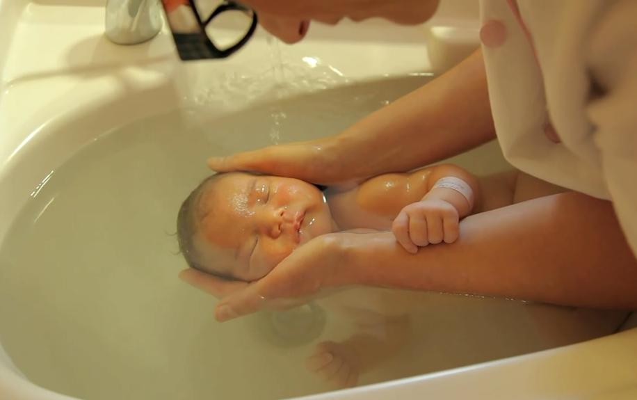 at-first-i-was-scared-how-she-was-washing-the-baby-then-i-realized-how-amazing-it-is