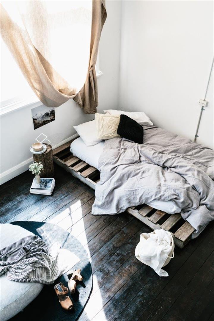 bed-made-of-pallets