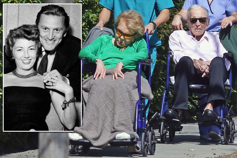 Kirk Douglas, 101 ans, et sa femme Anne Buydens, 99 ans, profitent de l'air frais dans des fauteuils assortis