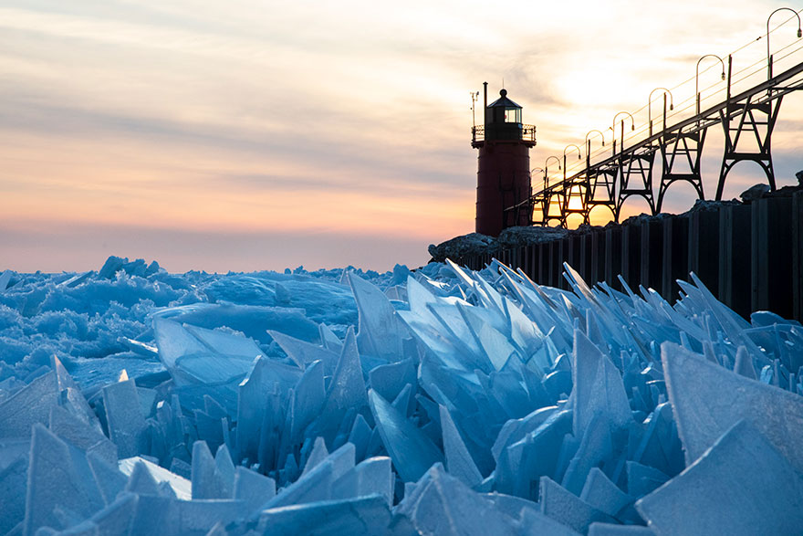 Le lac Michigan gelé brise des millions de morceaux et produit des images surréalistes
