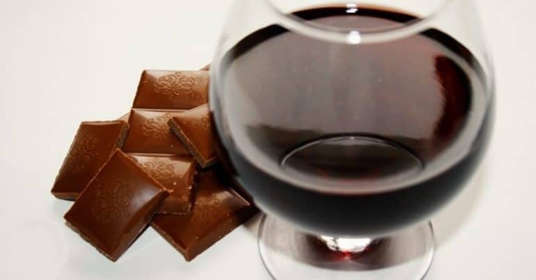 Manger du chocolat et boire du vin rouge pourrait aider à prévenir le vieillissement, selon une étude