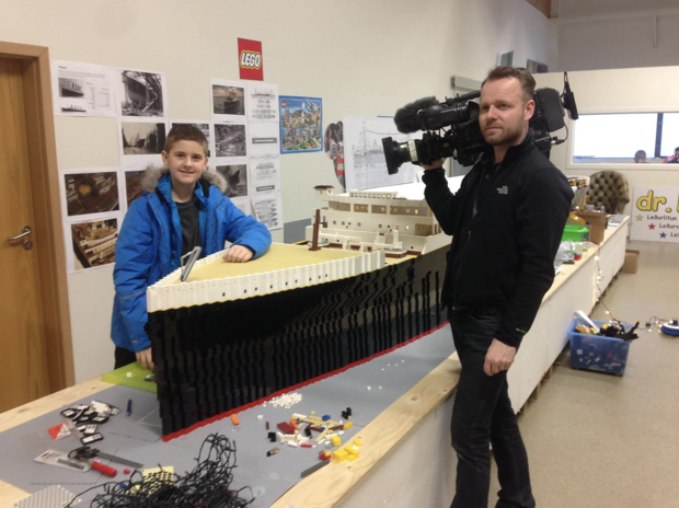 Un garçon autiste surmonte les obstacles pour construire la plus grande réplique Lego du Titanic