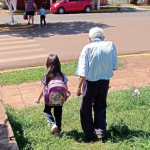 Il a 91 ans et accompagne son arrière-petite-fille à l'école tous les jours