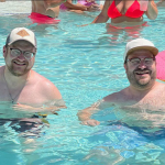 Cet homme rencontre son sosie en vacances pendant qu'il se baignait dans la piscine